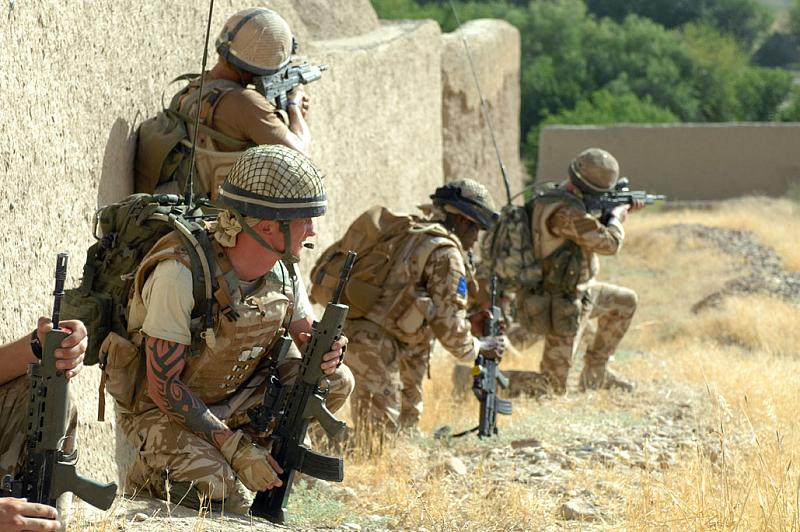 Illustration for article titled US Soldier Explains Why He Uses a Rifle Stock to Shoot Photographs